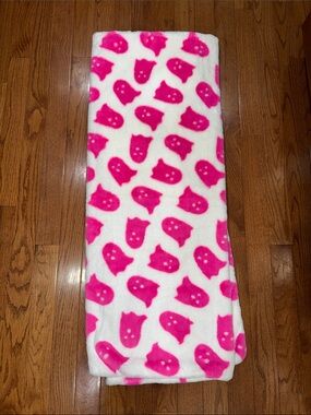 Viral Pink Ghost Print Plush Throw Blanket